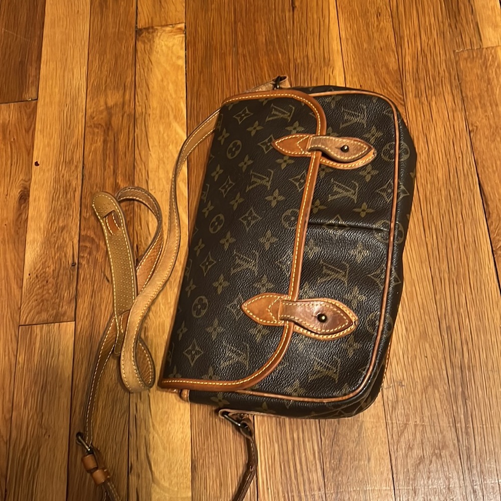 AUTHENTICATED Louis Vuitton Crossbody Bag Purse - Picture 14 of 17